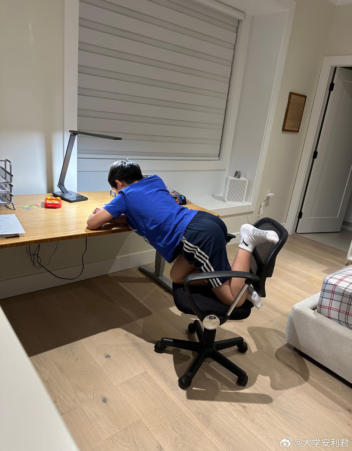 你们家男孩儿写作业都是这个姿势吗？