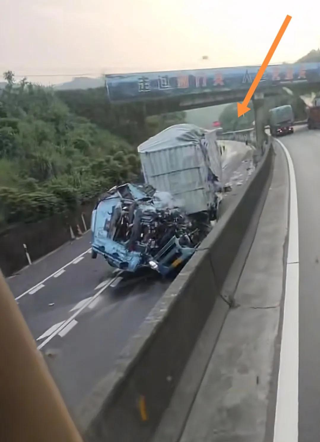 砀山大哥开新车，带16岁儿子出车，发生事故遇难，车祸画面流出:1、这是一段下坡