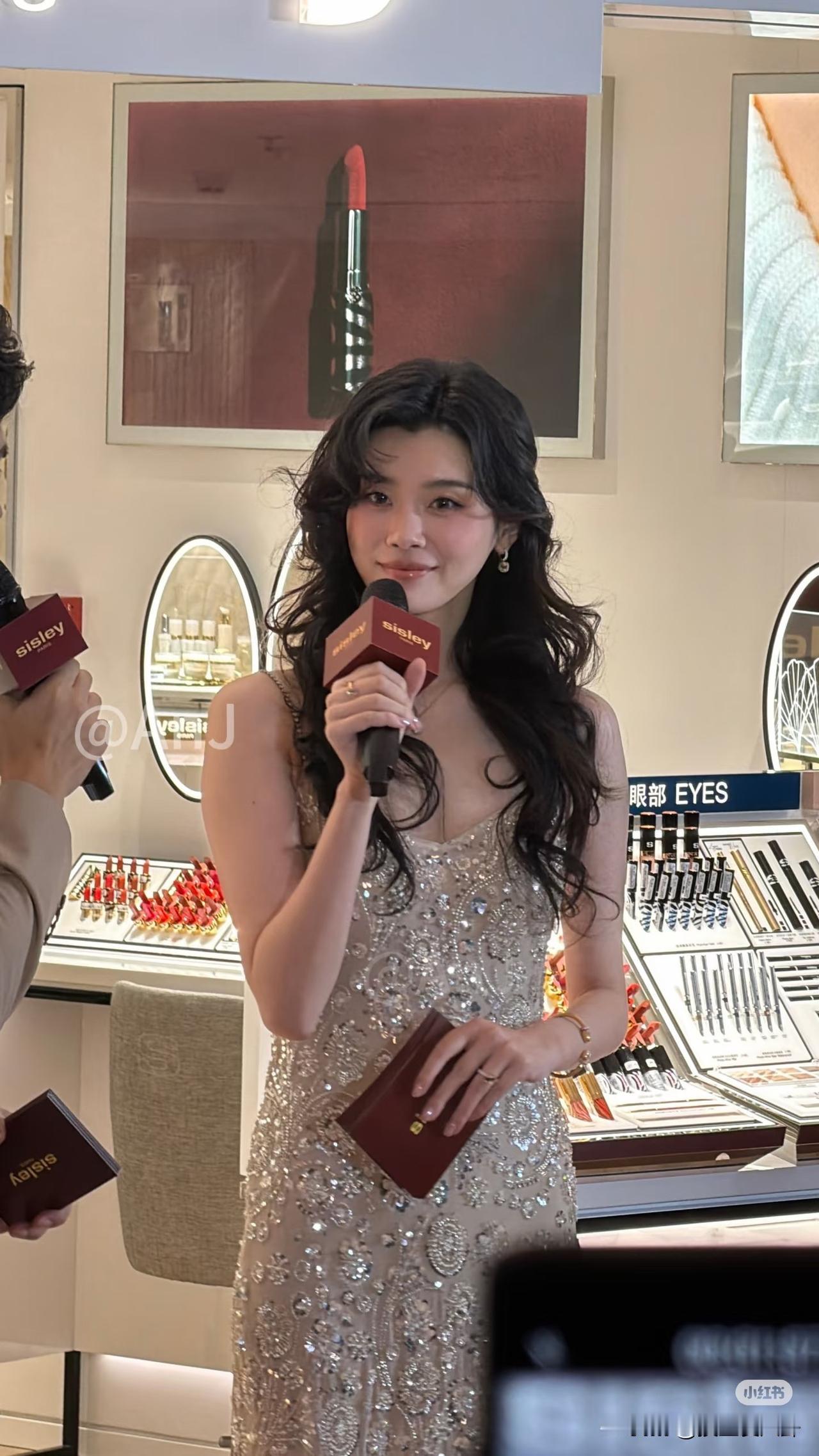 超模也有翻车的时候奚梦瑶这个发型也太老气了吧看起来乱乱的，没有贵妇的精致感