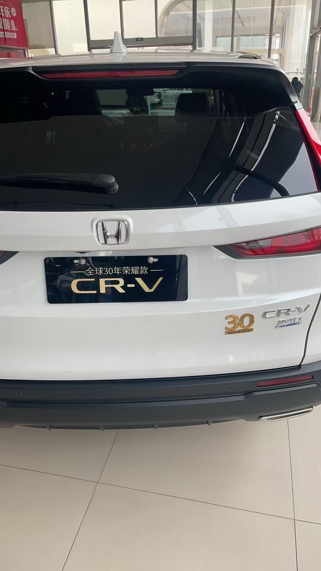 26款小升级迭代的本田CRV实话说，看到这个轮毂发现加大了一号后，是比以前的