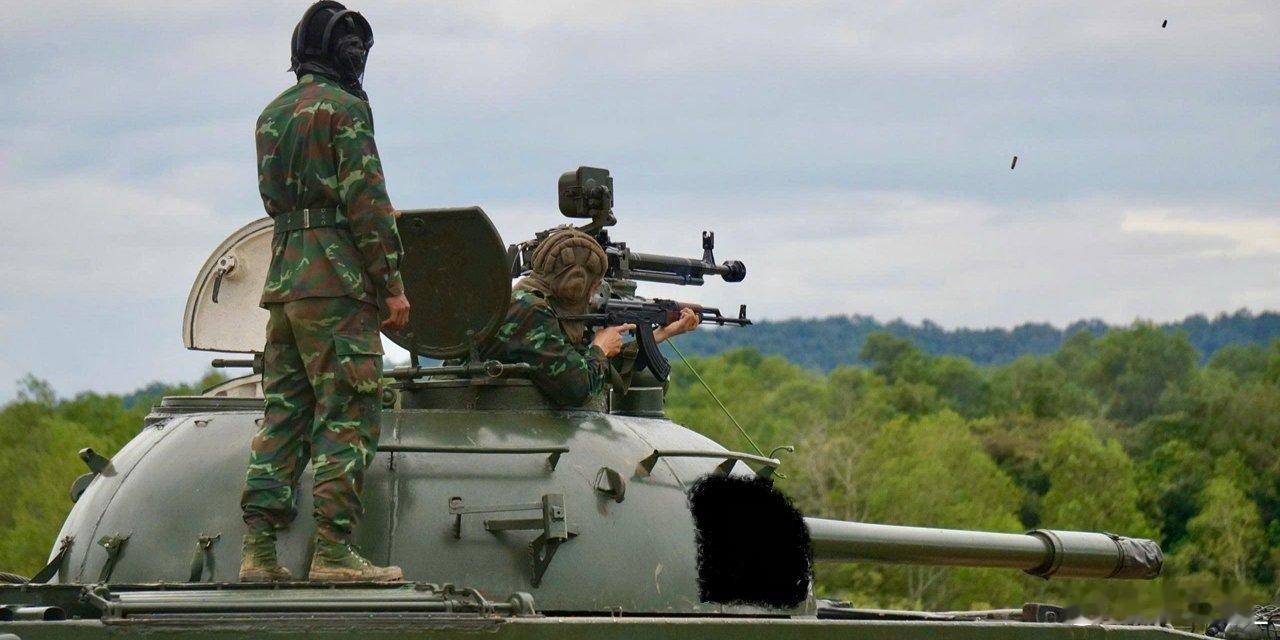 越军的中国造63式水陆坦克在训练中的一个科目：坦克乘员使用苏制AKMS冲锋枪出舱