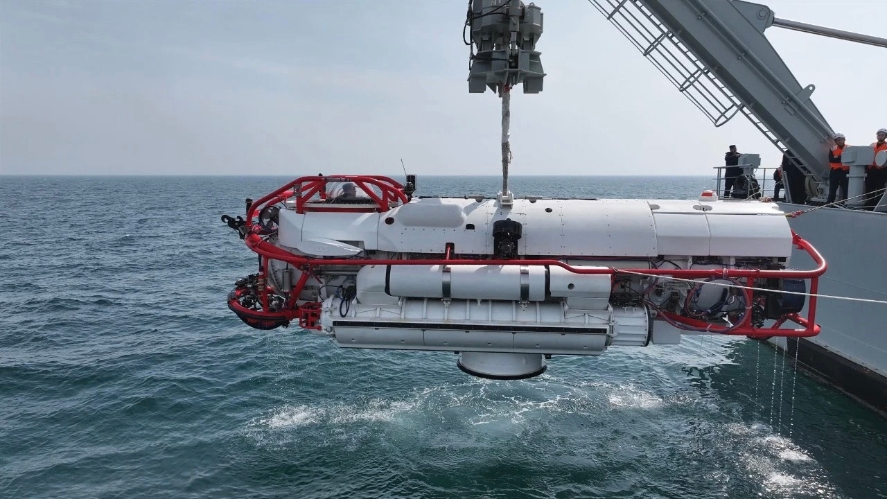 北部战区海军某救生艇任务分队:为潜艇开辟海底“生命通道”，就需要比潜艇下潜得更