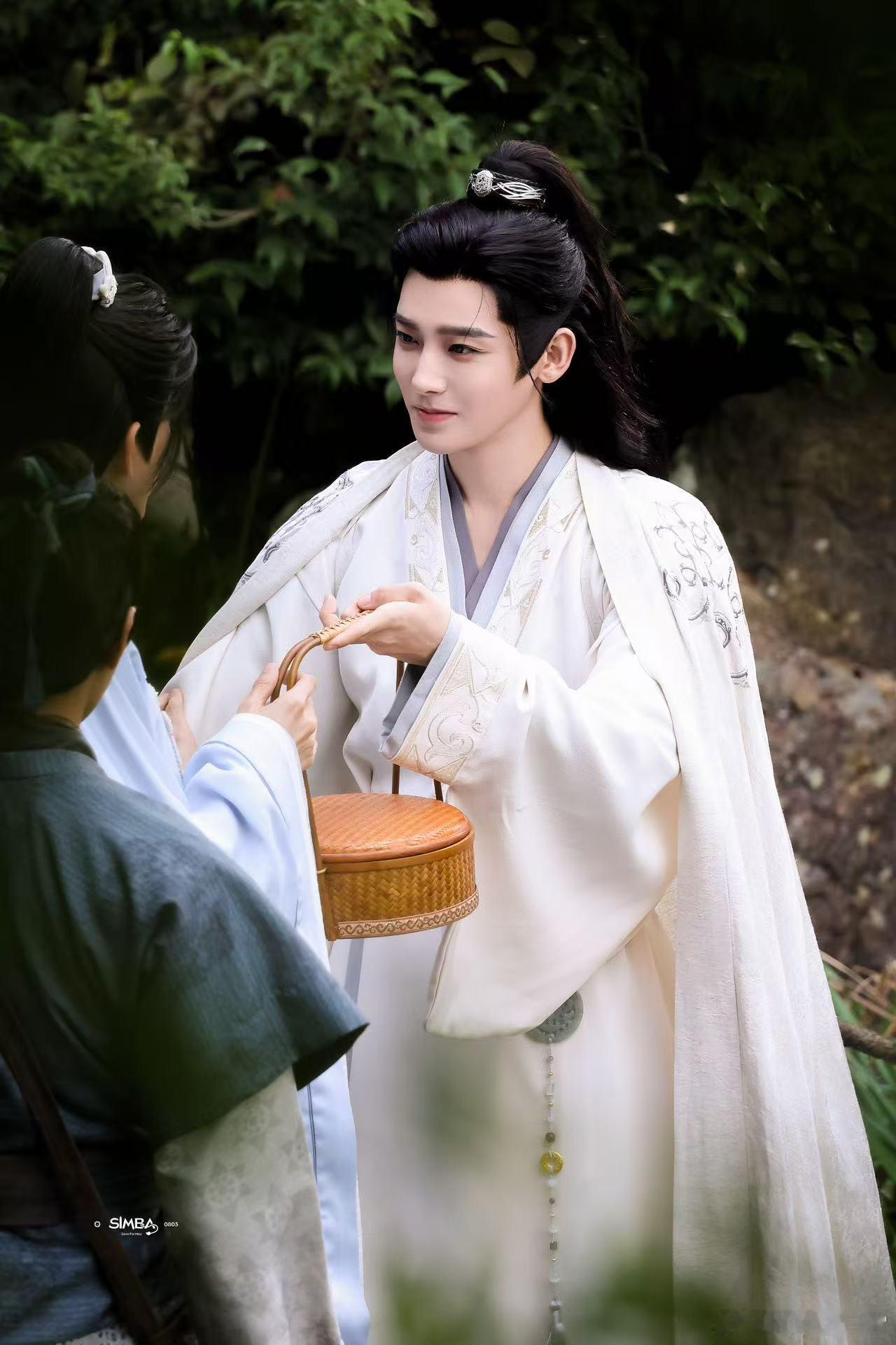 侯明昊萧无衣侯明昊的无衣今天穿的是浅色系，真的是舒服又清爽，整个人气质也更清新