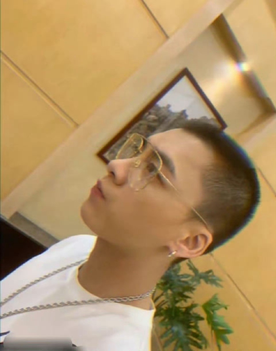 李易峰被强制执行4990万好家伙，这哥们儿翻车好像已经3年了吧，你们信不信，他手