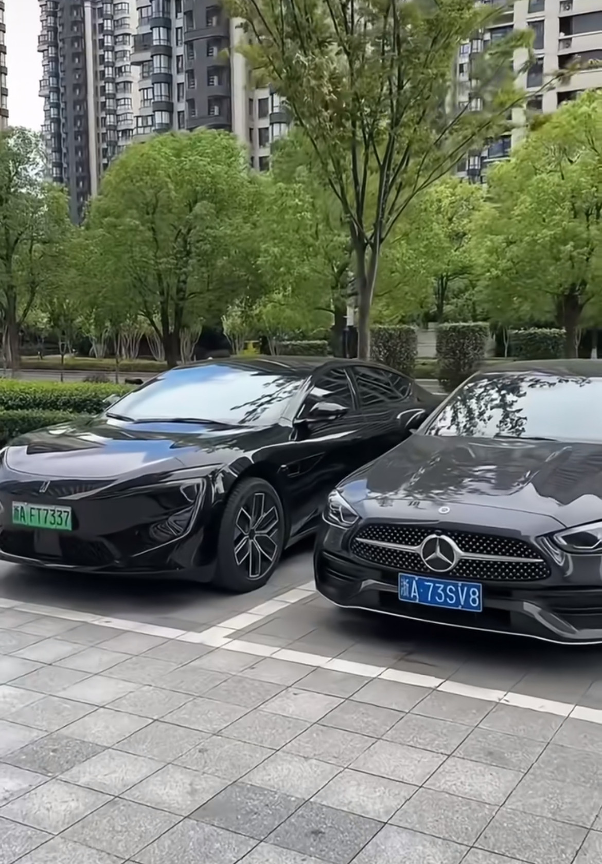 朋友的车和我的车都是30万我们互相嘲笑