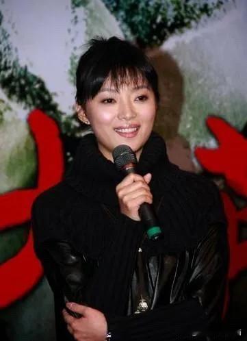 这个女演员好有气质，她的额头比较饱满，扎着高马尾青春洋溢，活力满满，她是属于耐看