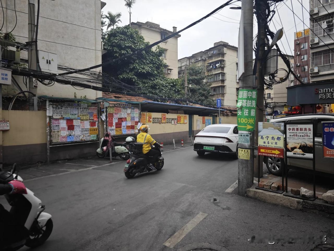 黄屋坡的“馕”遇在南宁的黄屋坡，有一家不起眼的小摊，却藏着让人难以忘怀的美食