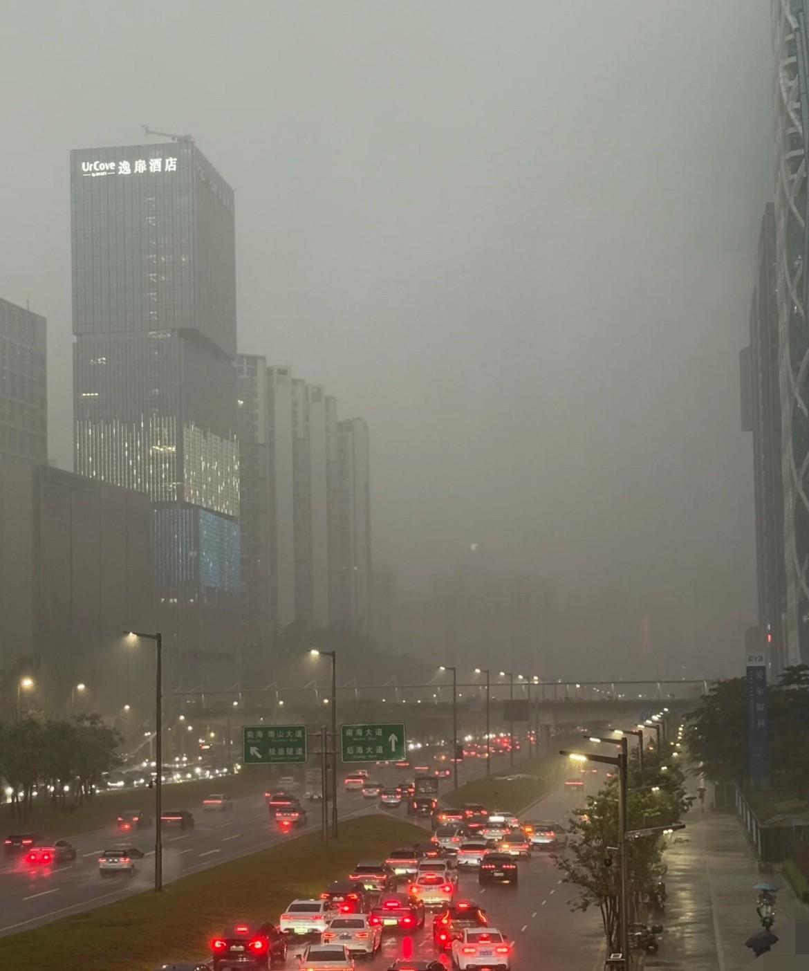 你湿身了吗？昨天深圳的暴风雨有点恐怖，受伤的又是上班的牛马，毫无征兆的暴雨来了个