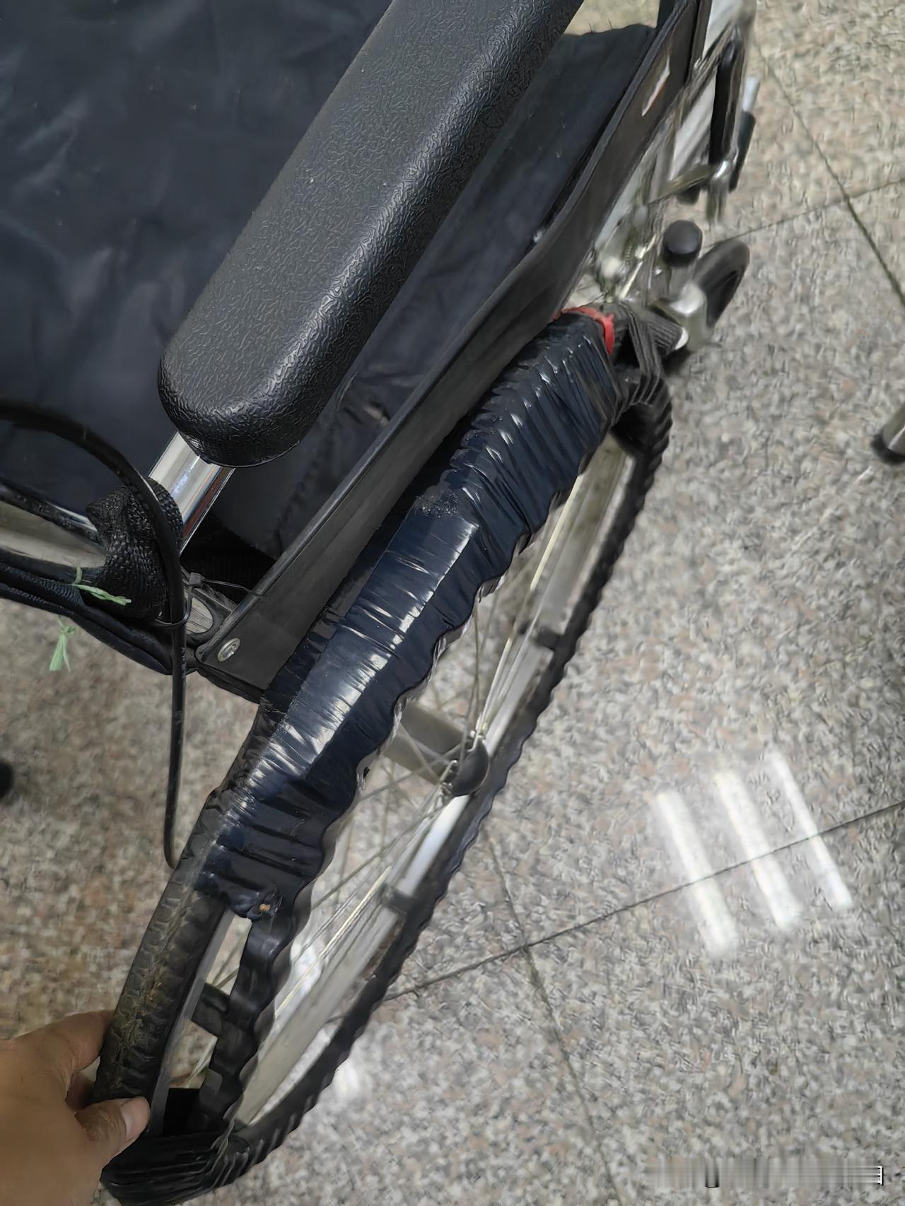 今天是老公住院的第八天了，每天输完液我会推着他出病房坐会儿，昨天晚上下雨，老公非