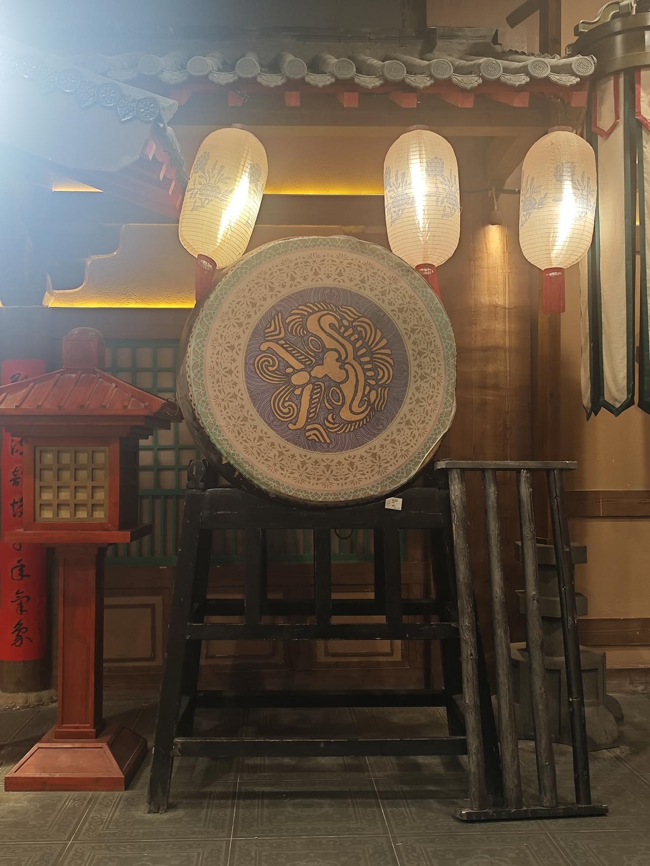 慢享时光，岁月生香午后的阳光温柔地洒进茶室，我寻一处安静的角落坐下，点上一