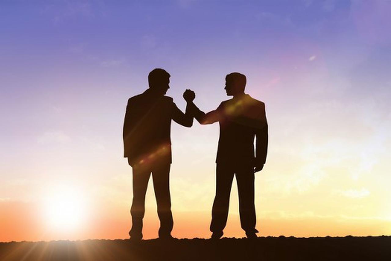 奔驰销售员在直播时被问怎么看待五菱，他说：五菱承载的是一个家庭，承载的是生活，不