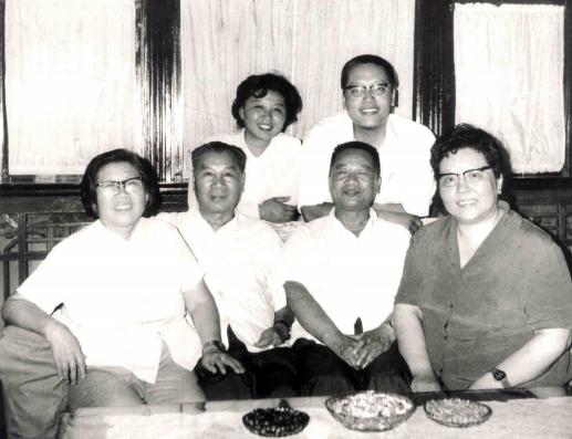 1979年，开国上将杨成武夫妇和开国少将张廷发夫妇在一起合影。前排左二是杨成武，
