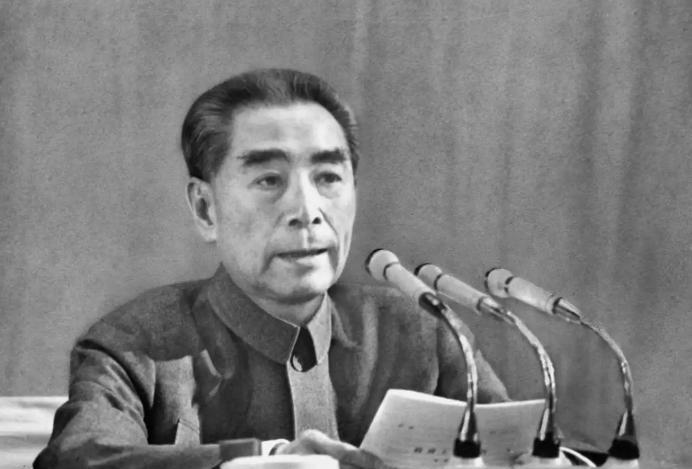 1963年，周总理访问摩洛哥，国王哈桑二世赠送他一枚镶嵌大量宝石的佩剑，还向周总