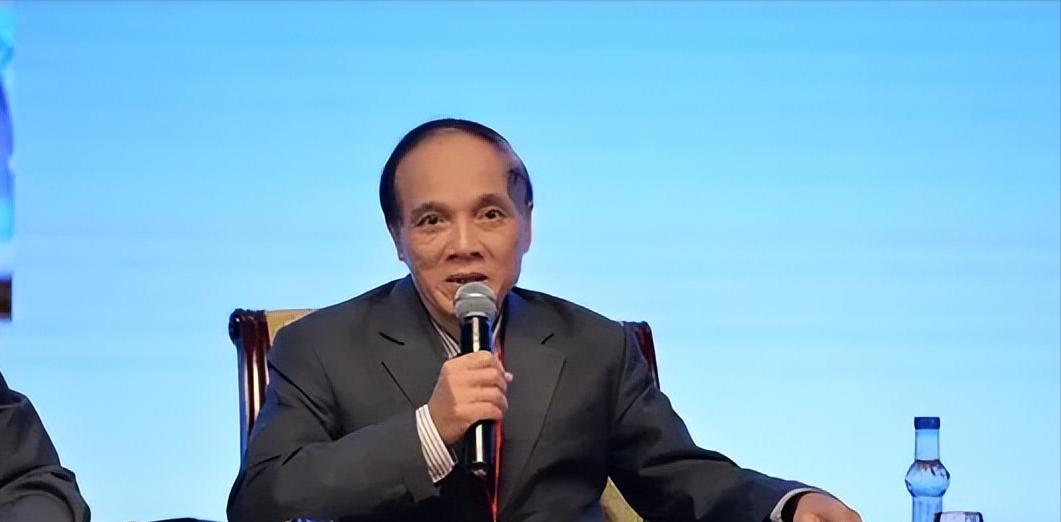 就在刚刚越南一位教授突然宣布了自己的看法，称自己不喜欢中国，但承认中国是黄