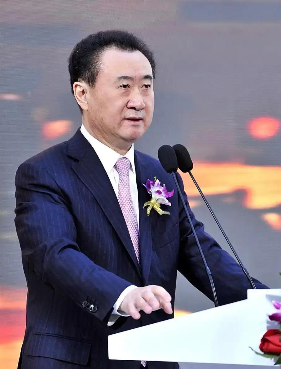 71岁王健林被逼到悬崖边，卖了85座万达广场回笼900亿，但总负债仍高达6000