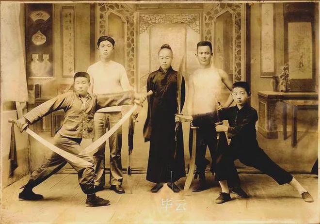 1938年，日军侵入威海，闯入天后宫，把一名道士吊起来毒打，正准备杀害他时，被人