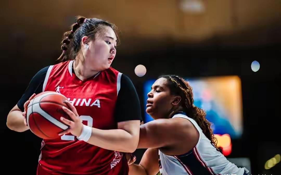 刘禹彤成年国家队首秀太惊艳了！在中国女篮对阵巴西的热身赛里，这位“女版奥尼尔”仅