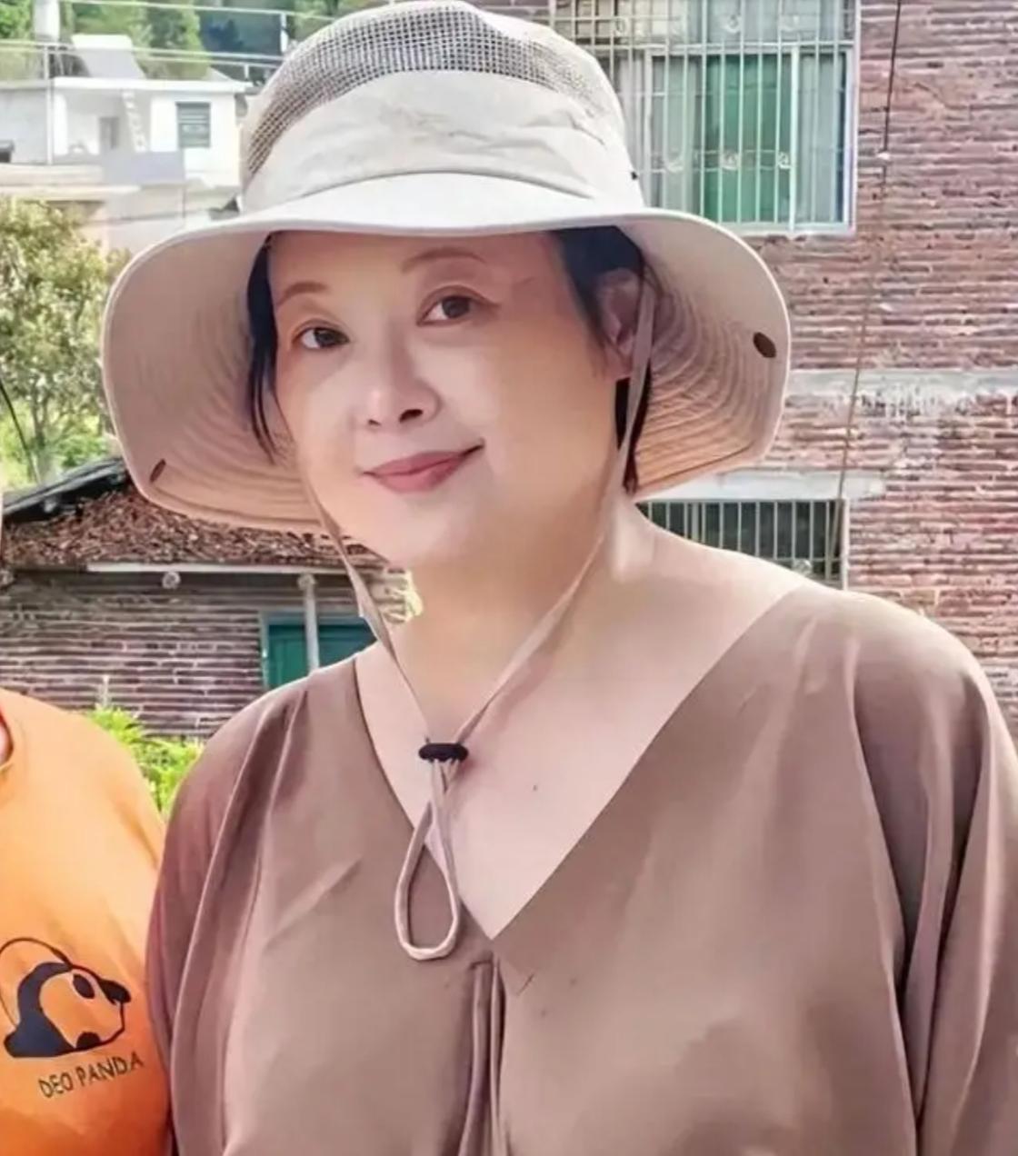 钱再多有什么用？53岁袁立病床照曝光，给所有中年女人敲响了警钟！最近，一组病