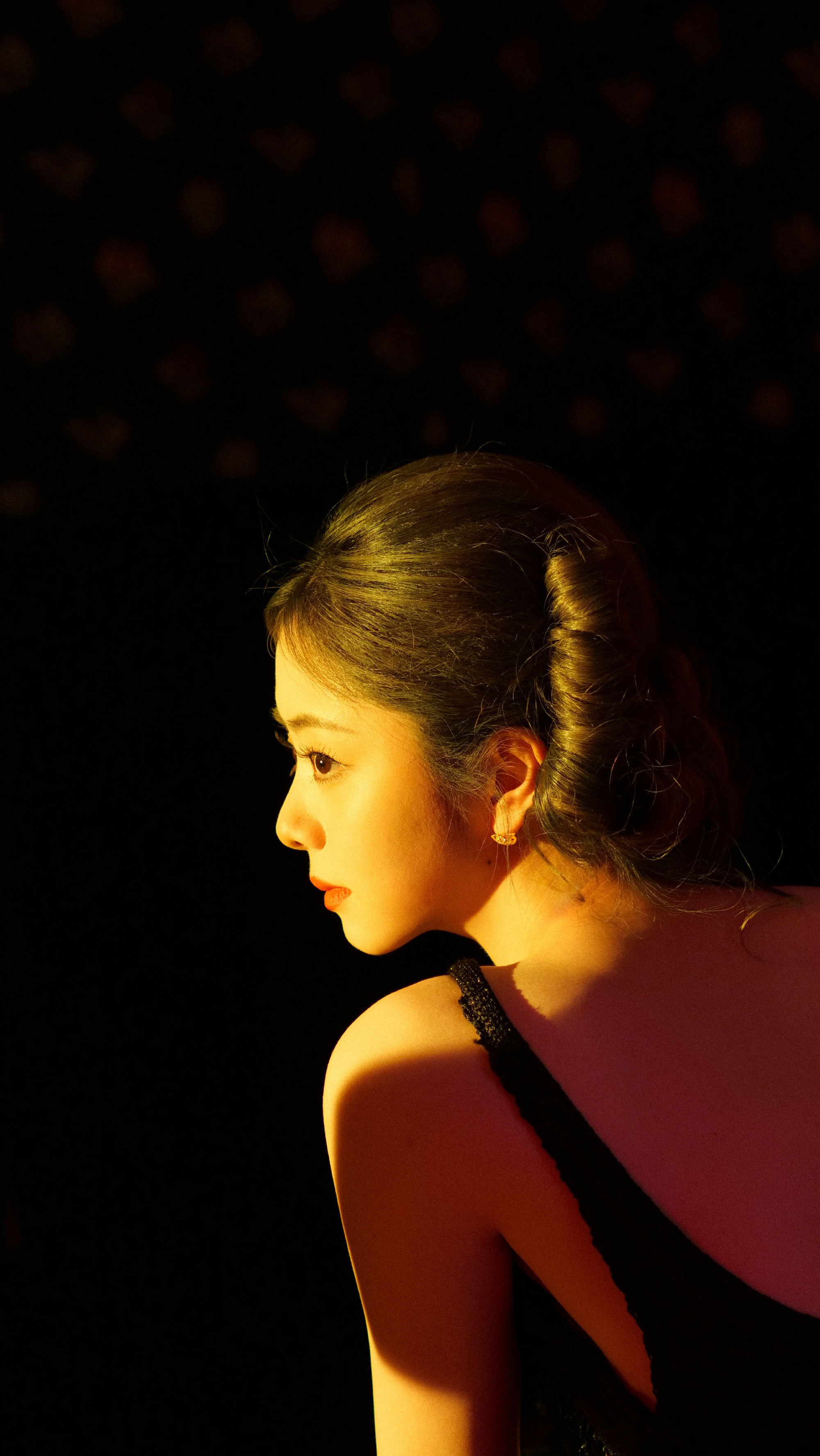 谭松韵复古港风大片，明艳灵动多变的怪力女孩。谭松韵