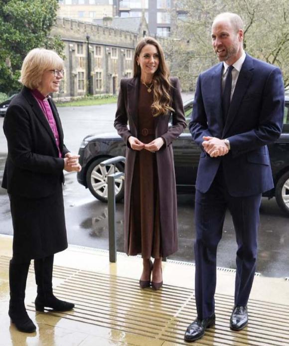 人生如戏全靠演技，凯瑟琳王妃深情的注视着威廉王子，维系这段婚姻的力量全靠她想要当