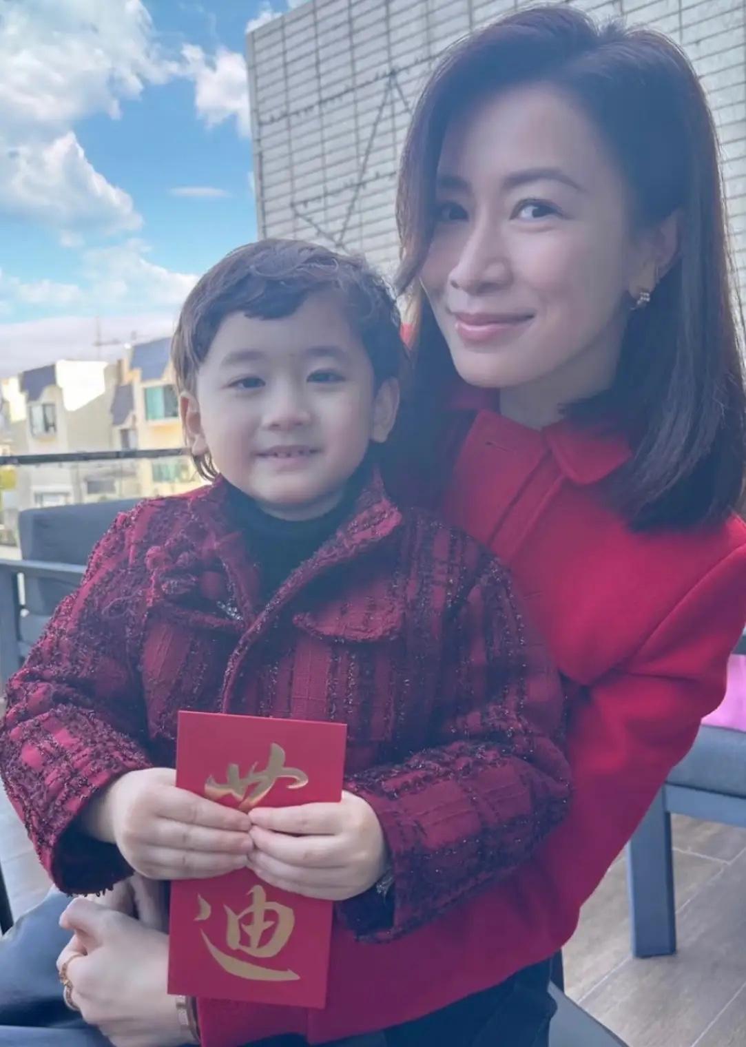 佘诗曼其实很早就认陈山聪的儿子Jaco做干儿子，而她本人作为一个干妈是相当的