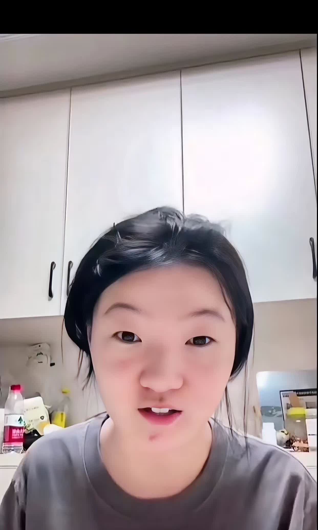 旺仔小乔终于露脸了！揭下了面具也是迫不得已，本来包装的神秘的人设，由于近期的舆论