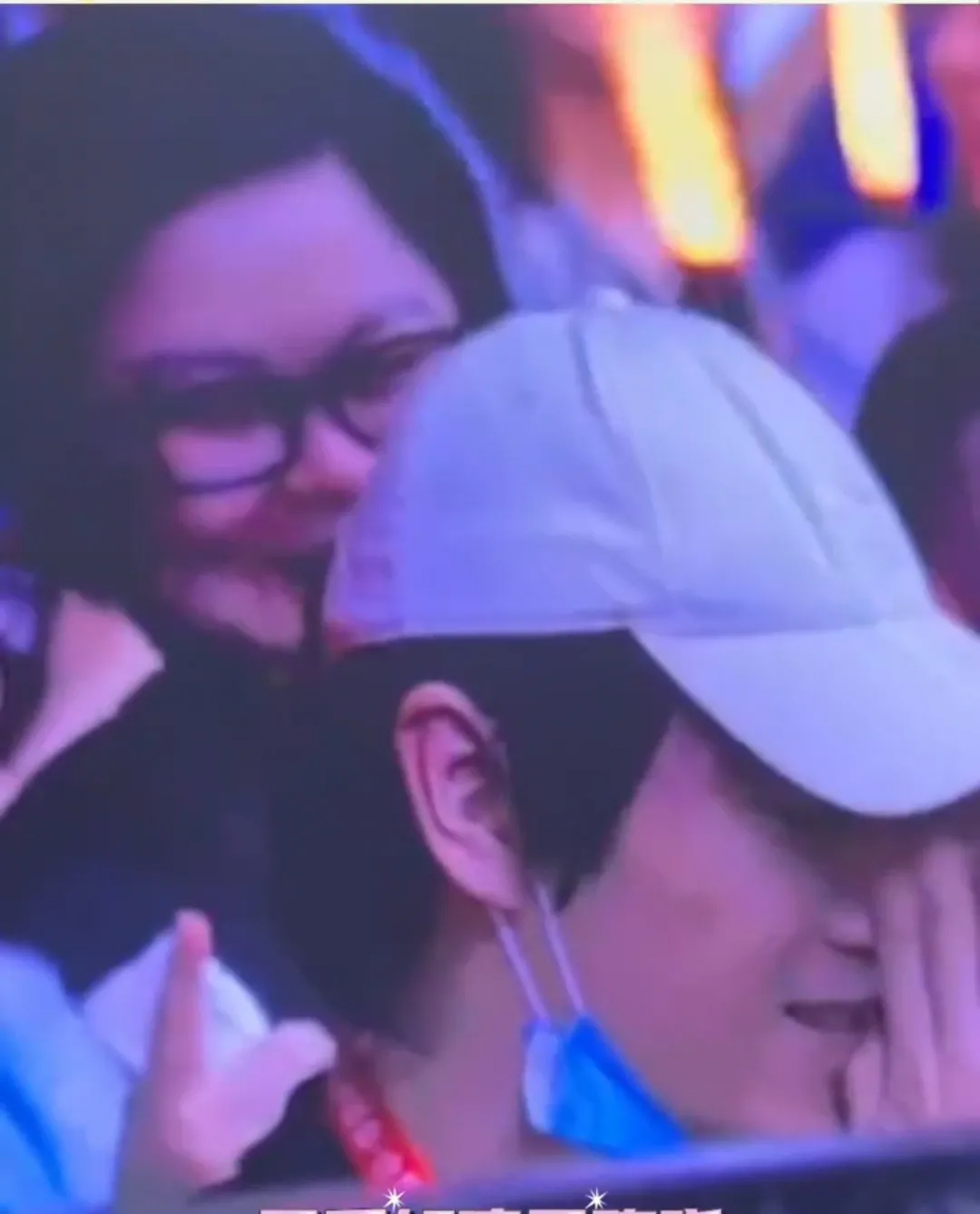 陈晓低调现身韩红合肥演唱会，他素颜戴着口罩坐在观众席上，韩红在台上感谢他的支持，