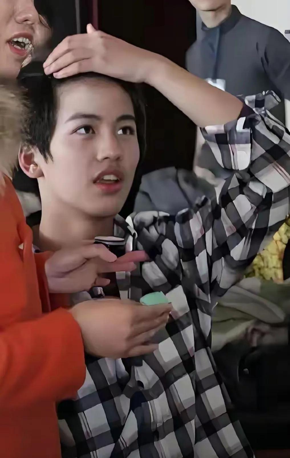 原来是从小帅到大！初中时的照片流出，五官跟现在一样只是那时的婴儿肥还没有