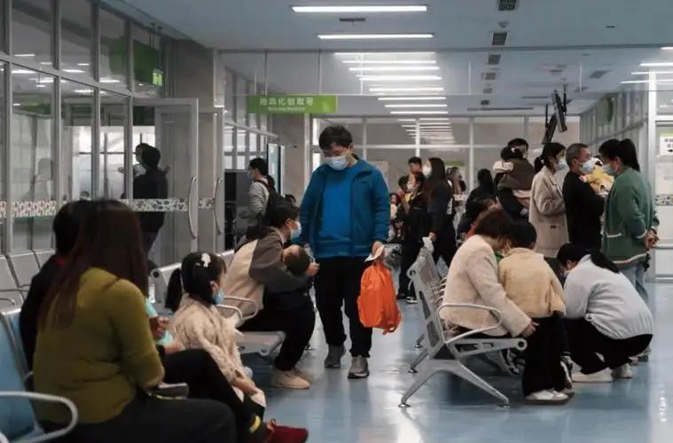 “一针长2厘米？”杭州这家医院把“春季助长贴”贴成社交货币，家长们连夜排队，评论