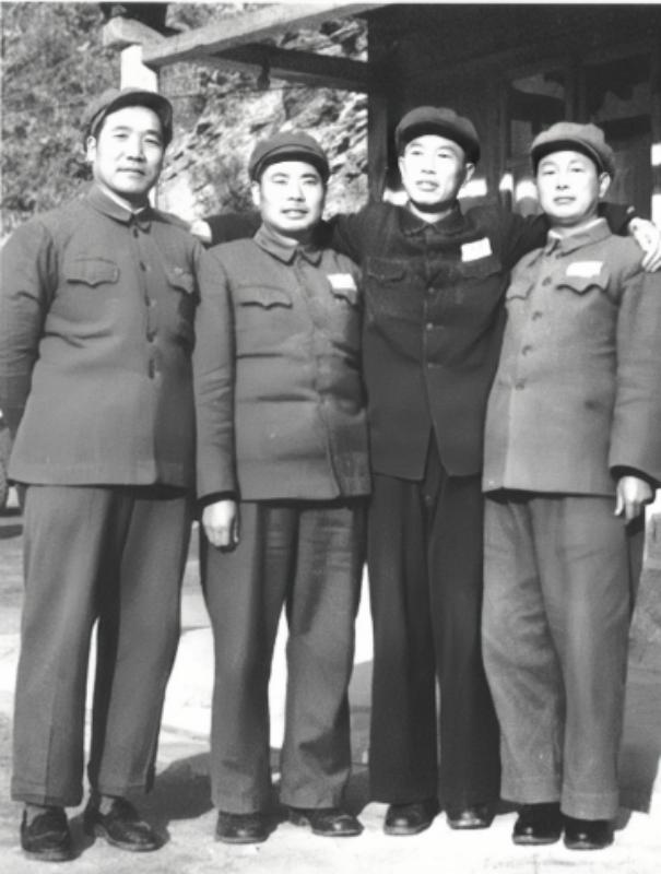 1954年10月，志愿军司令员邓华让杨得志尽快赶回志愿军司令部。杨得志急匆匆坐了