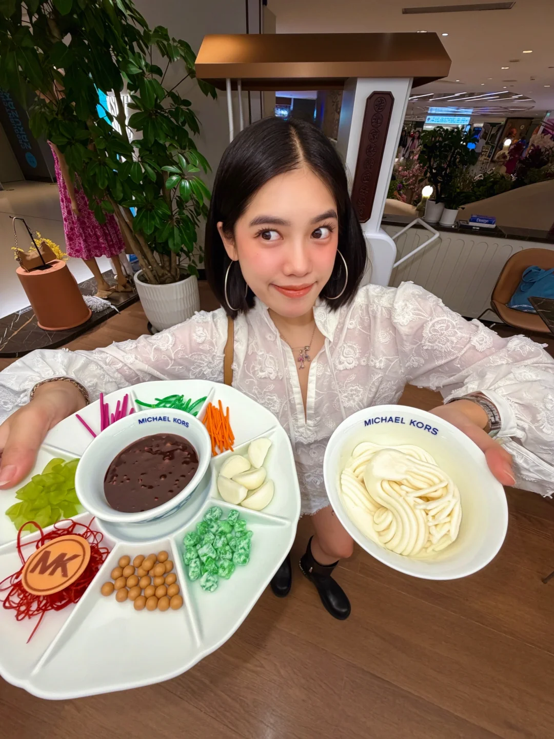 在MK旅行吧吃炸酱面…偶遇檀健次!😳🍜🤪