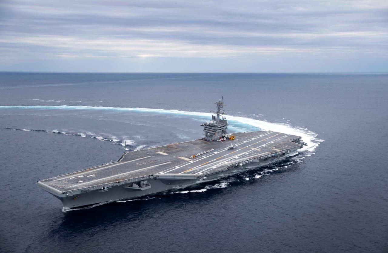 “林肯”号真被炸了？美军急调“福特”号救场，第三艘航母即将出发。伊朗对“林肯