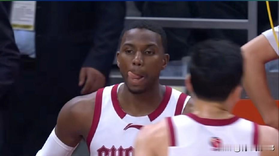 广东队主场大胜山西队比赛打得太惨烈了，只能用惨烈来形容这场比赛了，每个队都有两名