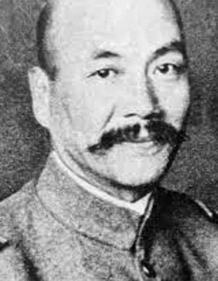 1942年，一群中国炮兵正在仔细擦拭受潮的炮弹，其中一名战士突发奇想：“要不咱们