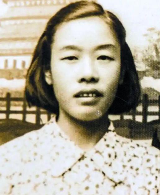1949年，她在枪声响起前先倒在地上假装身亡，过了一会儿，特务进来逐一检查，甚至