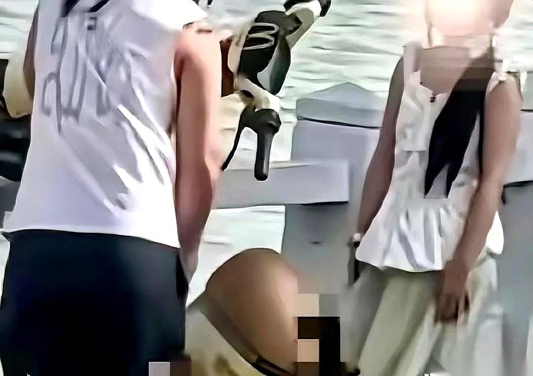 昆明滇池，一辆几十斤重的共享电单车，被人举过头顶，“哐当”一声，直接扔进了湖里。