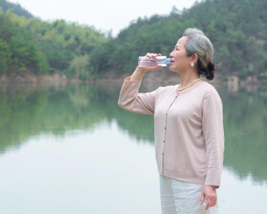 68岁老太脑溢血离世，爱散步无心脏病，医生：晨起2件事或是帮凶脑溢血发生得太