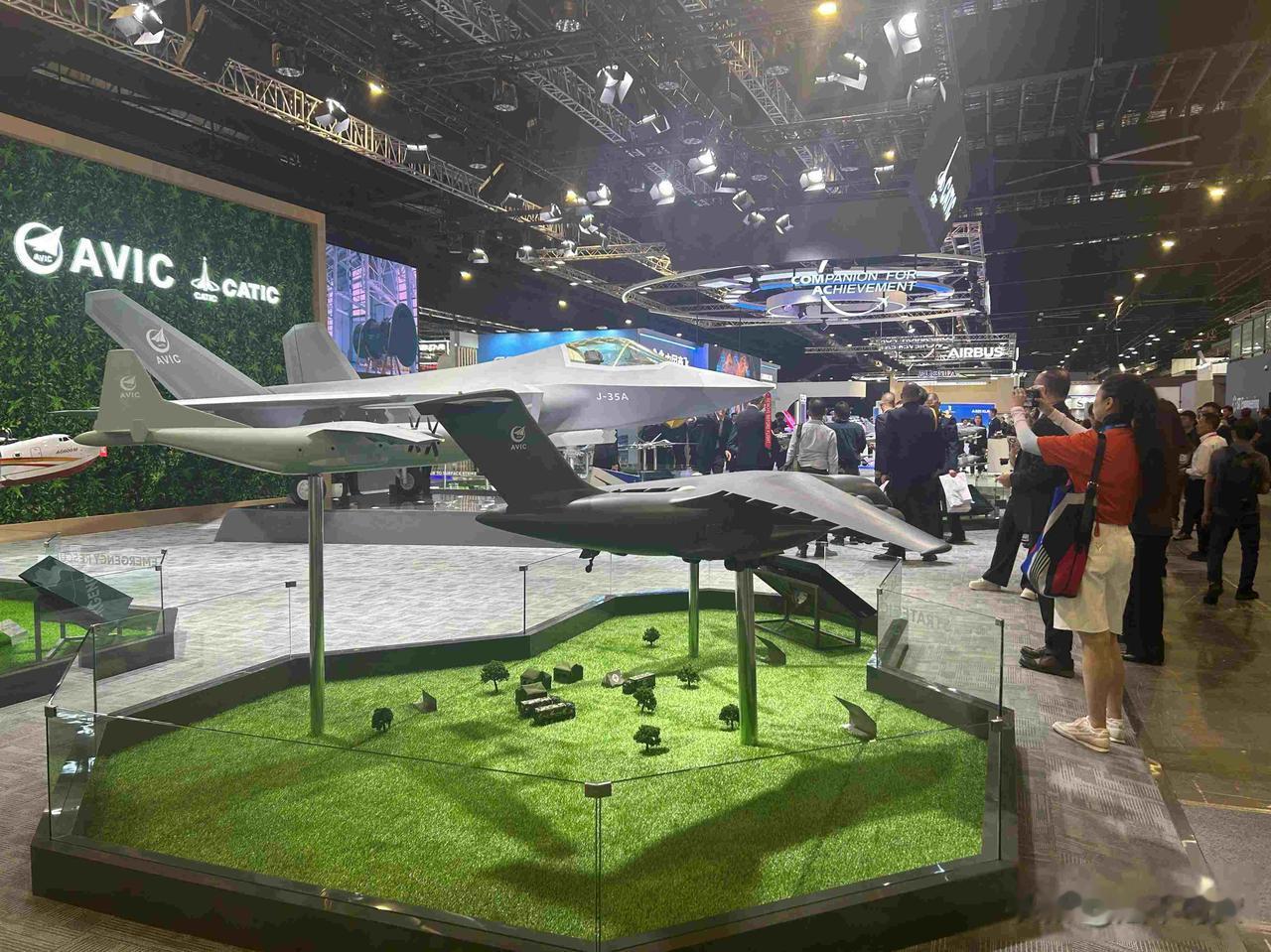 中国战机海外亮相，印度砸钱买飞机，技术困局难解2月3日新加坡航展上，六架歼-