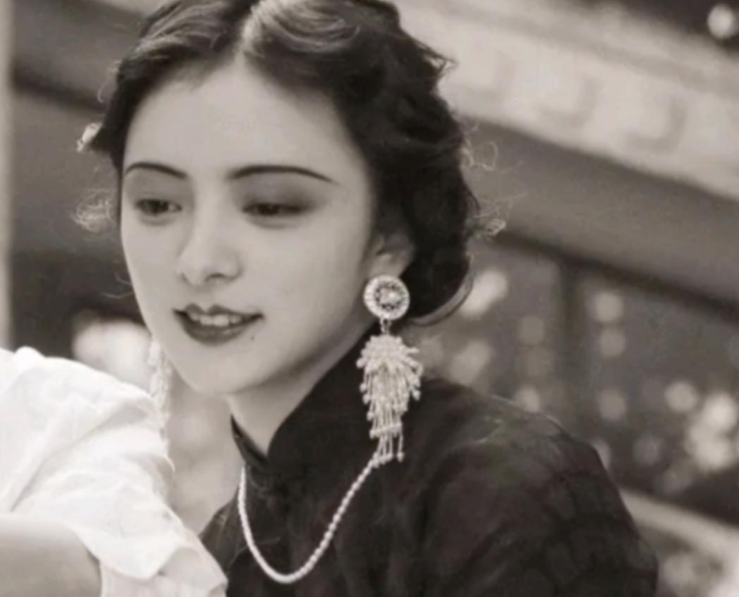 1972年，90岁的杨森迎娶了17岁的张灵凤。洞房之夜，就在杨森要行房事时，张灵