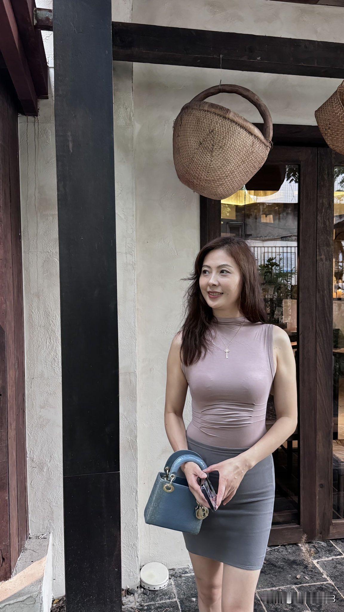 竹篮悬空挂，佳人倚栏立。