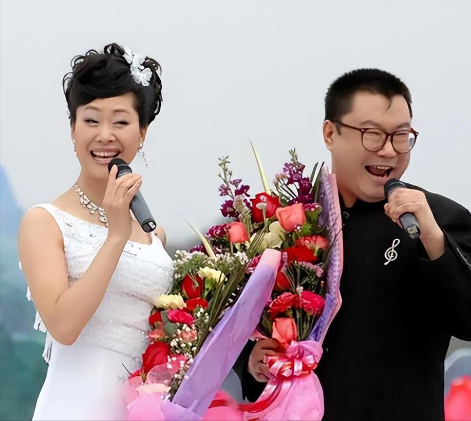 2010年，歌星尹相杰为了得到搭档于文华的爱，痴痴地等到了41岁，结过两