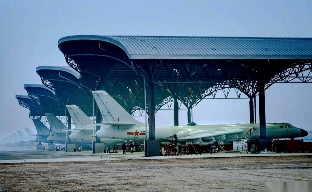 那几张轰-6K的新照片，很多人第一眼都没认出来。镜头怼得极近，机身的金属蒙皮泛