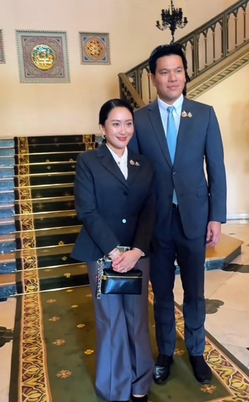 不管是上任还是卸任，贵族老公都一直默默陪伴，守护支持，安全感给足足的。回家当白