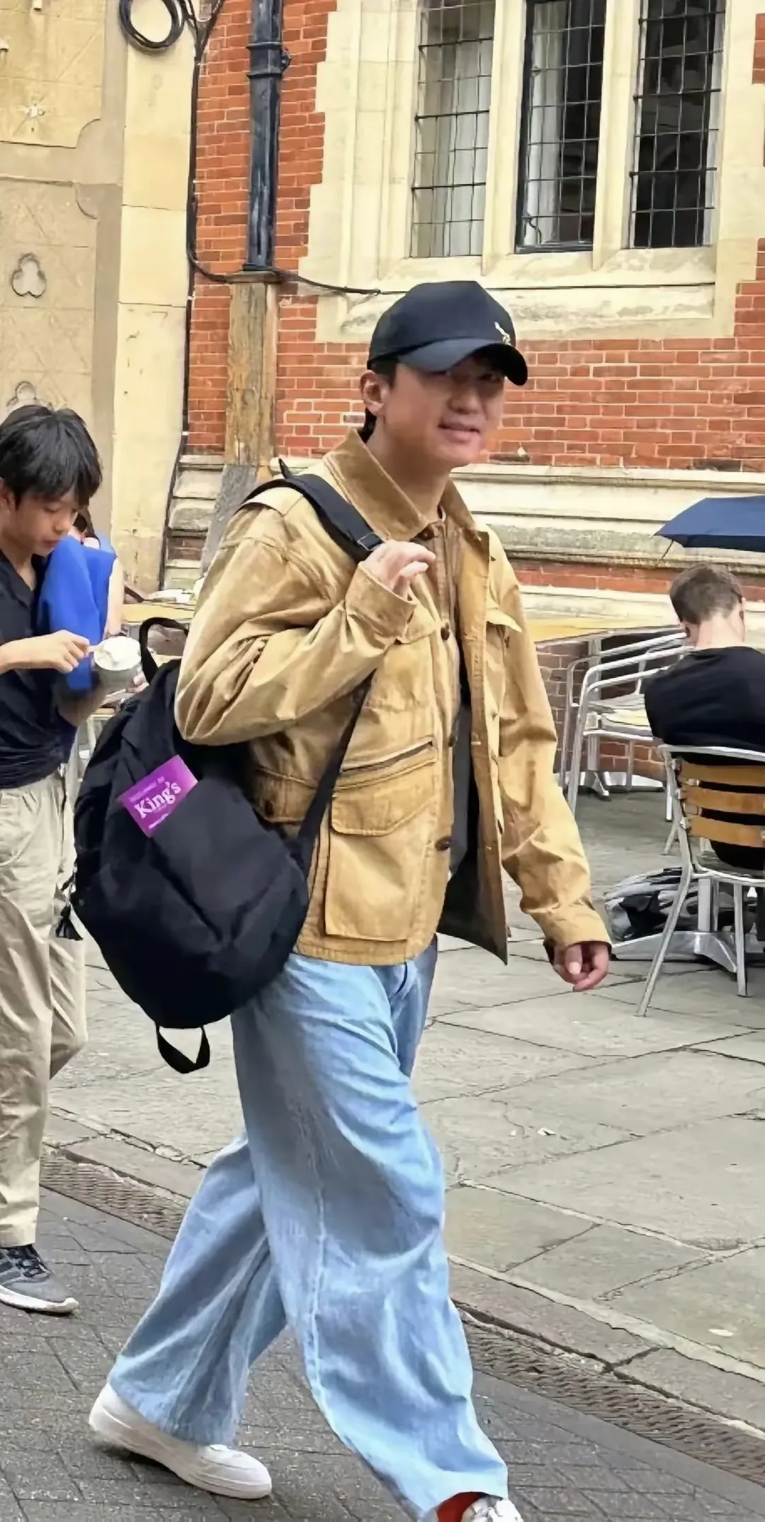 邓超和孙俪带着儿子女儿，据说这是在剑桥。估计要择校了。艺人就是好，子女上学不用愁