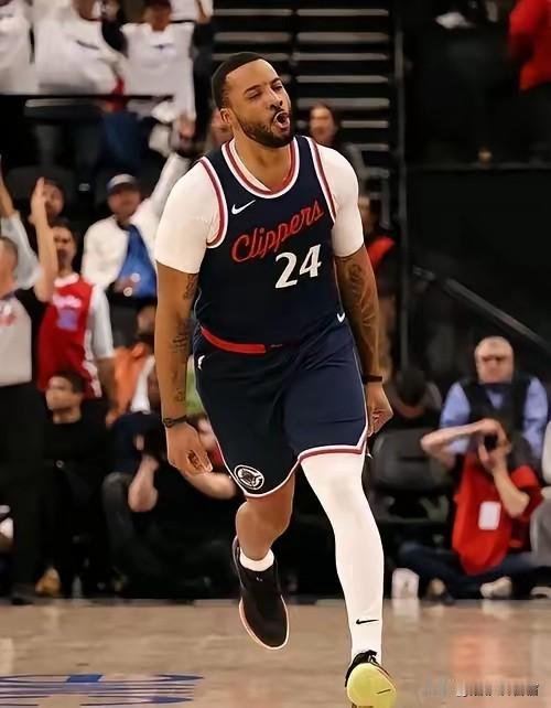 鲍威尔·鲍科比在热火开赛的几场比赛中，场均贡献24分、7.3个篮板和3.7次助攻