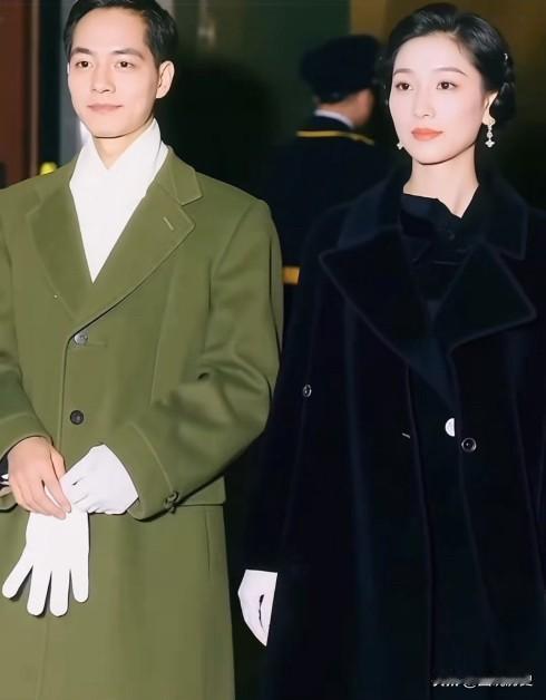 这张珍贵合影拍摄于1957年12月10日！在瑞典斯德哥尔摩音乐厅的颁奖现场，