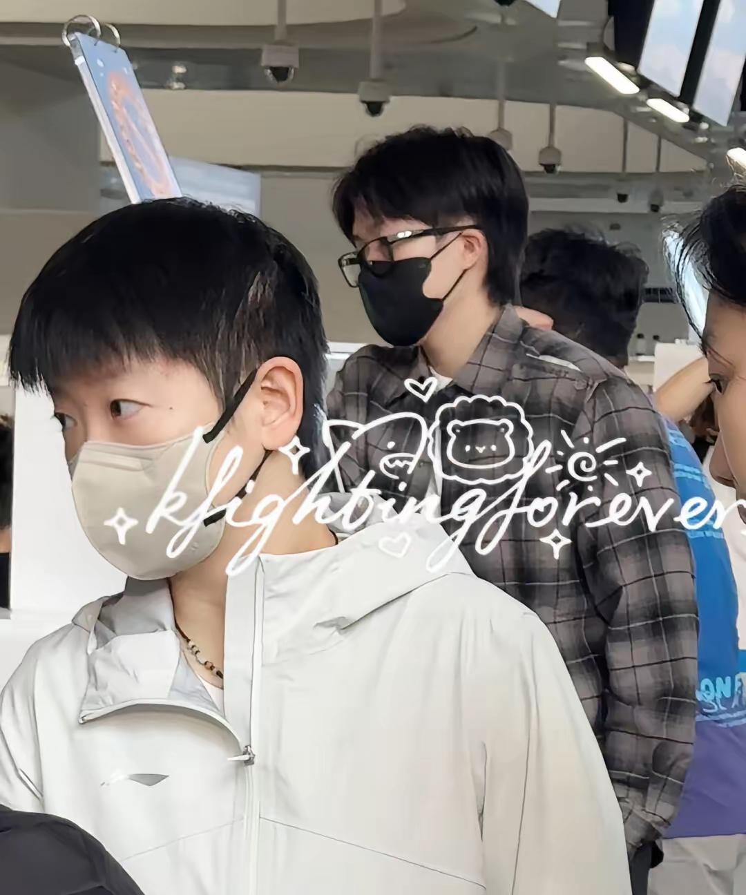 他俩总算同框了！那动作简直像一个模子刻出来的，说是一模一样都不夸张，根本没人提前