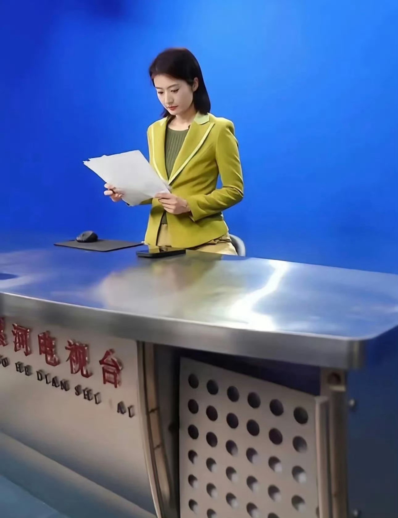 终于知道主持人为什么只露上半身了