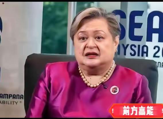菲律宾外长，24小时内上演光速变脸！前一天还在怒批中国“不友善”，第二天立马改