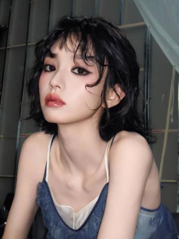 田曦薇最辣的甜妹田曦薇短发小卷毛烟熏妆造甜妹不只有温柔一种模样，田曦薇短发小卷毛